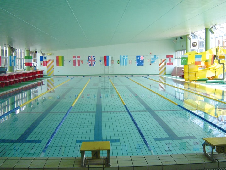 スイミングインストラクター